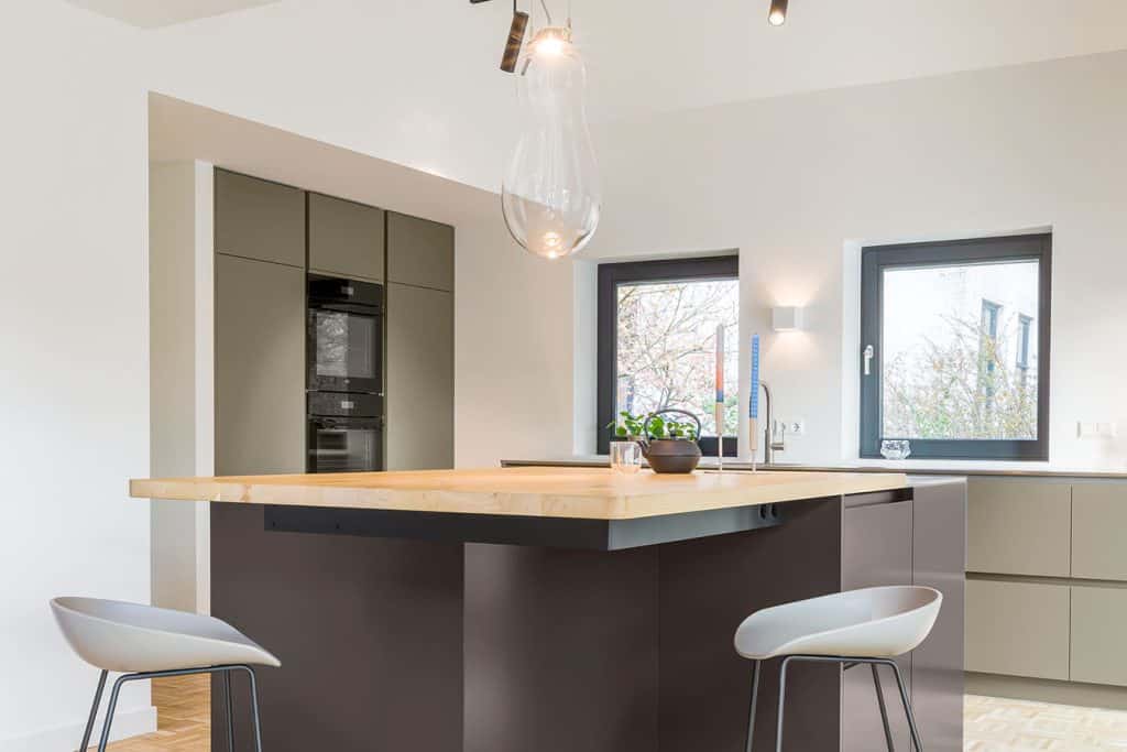 Moderne keuken met eiland en inbouwapparatuur.